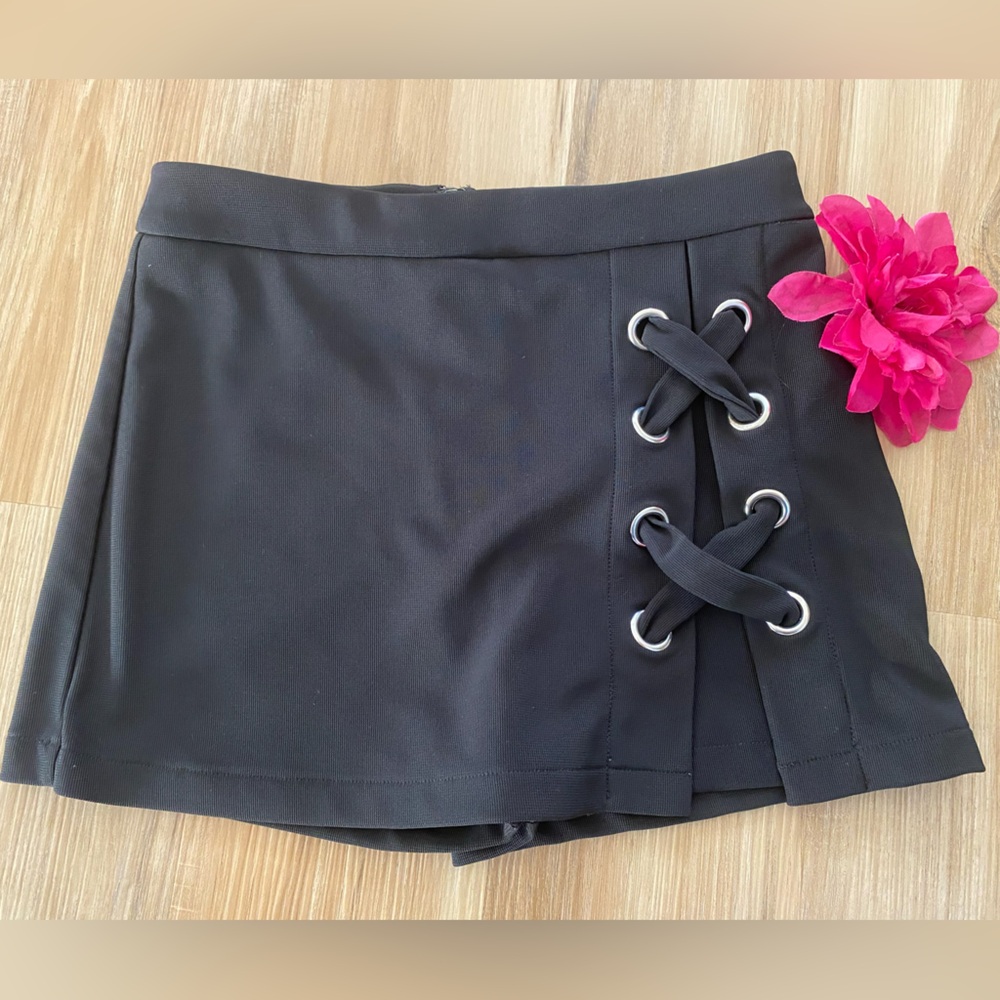 🔥🔥90’s Alanis Morissette Black Girlhood-Rock Skort by Forever 21